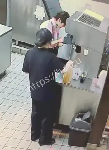 店员向可乐里吐口水